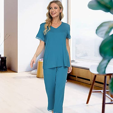 DE Mnemo Schlafanzug Damen Kurzarm Pyjama Capri mit V-Ausschnitt und Caprihose 2 Stück Weiche Nachtwäsche Loungewear mit Spitzendekoration