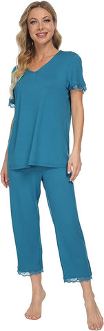 DE Mnemo Schlafanzug Damen Kurzarm Pyjama Capri mit V-Ausschnitt und Caprihose 2 Stück Weiche Nachtwäsche Loungewear mit Spitzendekoration